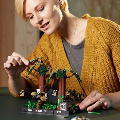 LEGO® STAR WARS™ 75353 Diorama potjere na jurnicima na Endoru™